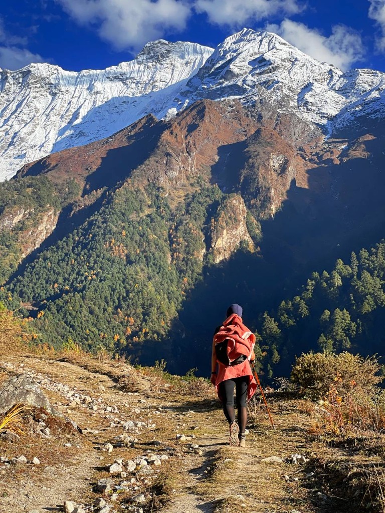 Треккер идет к величественной горе